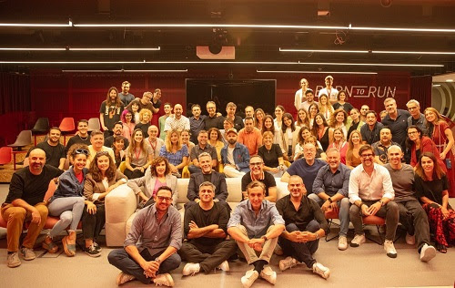 Alejandro Sanz surrounded by the Sony Music team