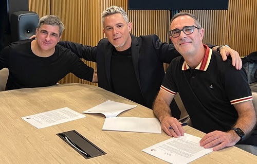 Alejandro Sanz signing contract
